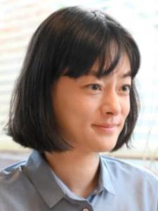 在《凪的新生活》里市川实日子饰演坂本龙子 的角色剧照