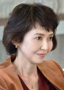 在《傲骨贤妻》里贺来千香子饰演神山佳惠的角色剧照