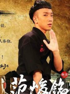 在《一代新兵之八极少年》里范峻铭饰演白耀祖（白斩鸡）的角色剧照