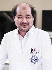 在《Doctor异乡人》里金尚浩饰饰演杨正汉的角色剧照