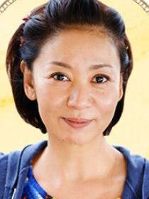 在《亲密姐妹》里片平なぎさ饰演深沢七重（55岁）的角色剧照