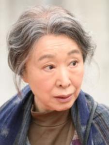 在《凪的新生活》里三田佳子饰演吉永绿 的角色剧照