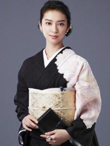 在《黑皮记事本》里武井咲饰演原口元子的角色剧照