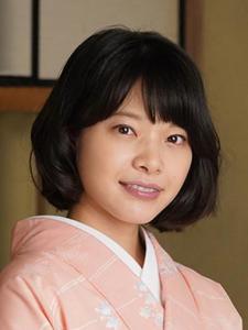 在《我们的爱情不正常》里岸井雪乃饰演长谷栞的角色剧照