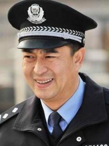 在《营盘镇警事》里张嘉译饰演范党育的角色剧照