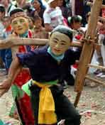 黄河边的人们在跳舞